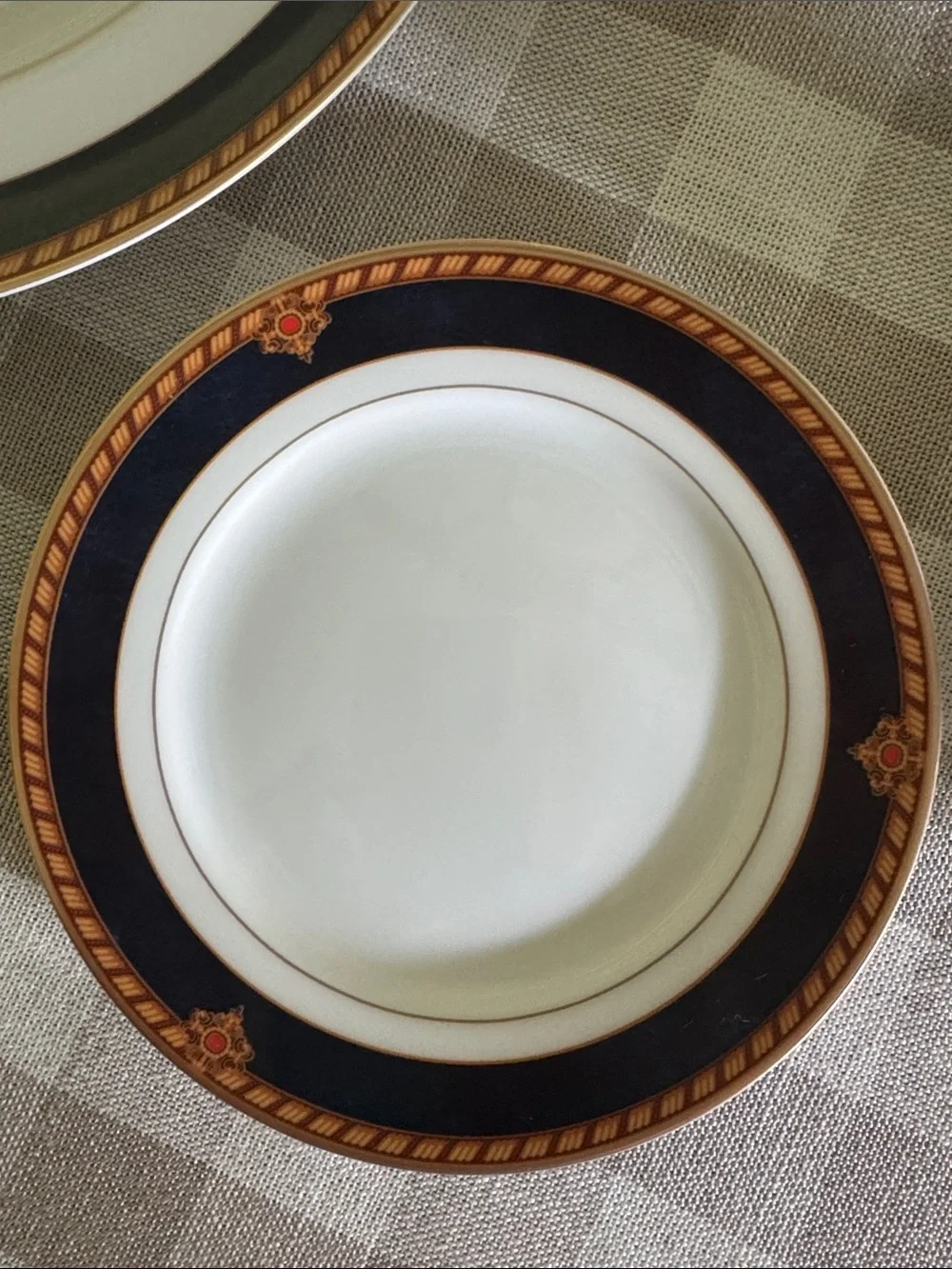 Wedgwood Embassy Collection Southbury 6 piece Dinnerware Set with Navy/Gold Trim